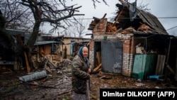 Літня жінка на своєму подвір’ї після обстрілу в Часовому Яру, що поблизу Бахмуту Донецької області, 28 лютого 2023 року