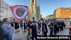 Policija između pripadnika desničarske organizacije "Srpski soko" i građana i antifašista u centru Novog Sada, 11. jul 2024. 