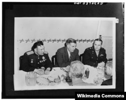 Генри Уоллес с командиром 1-го авиаперегоночного полка подполковником Васиным и полковником Расселом Кайлером. Фэрбенкс, Аляска, 1944
