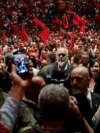 Njerëzit bëjnë fotografi të kryeministrit të Shqipërisë, Edi Rama, teksa ai mbërrin në një stadium para emigrantëve shqiptarë, në Athinë, Greqi, 12 maj 2024.