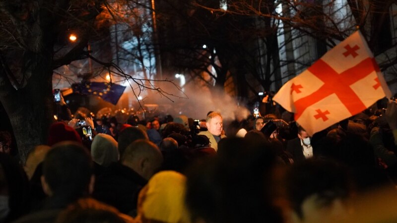Участники акции в Тбилиси направляются в сторону площади Республики