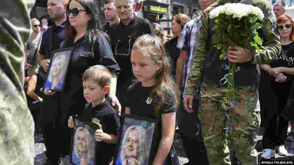 Rođaci bivše ukrajinske zastupnice Iryne Farion nose njenu fotografiju tokom njene pogrebne povorke u Lavovu. Farion, poznata po kontraverznim istupima i kampanji za zaštitu ukrajinskog jezika, ubijena je 19. jula na ulici u Lavovu.