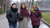 De la stânga la dreapta: Doy, fotografă, regizoare de film; Victoria Coroban, autoarea podcastului „Laboratorul social”; Ana Gurdiș, regizoare de film.