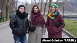 De la stânga la dreapta: Doy, fotografă, regizoare de film; Victoria Coroban, autoarea podcastului „Laboratorul social”; Ana Gurdiș, regizoare de film.