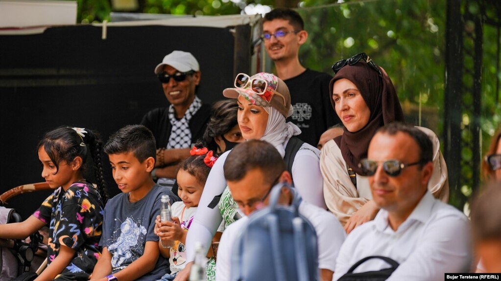 Në këtë ngjarje kanë marrë pjesë edhe disa refugjatë prej Sirisë.&nbsp;Sipas Ligjit për azil në Kosovë, për të fituar statusin e azilit, procedurat marrin gjashtë deri në nëntë muaj kohë. Kosova i ka dy qendra për azilkërkuesit: në Magurë dhe Vranidoll.