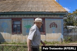 Старейший житель Облавки 90-летний Андрей Стрельченко во дворе своего дома. Западно-Казахстанская область, 4 августа 2023 года