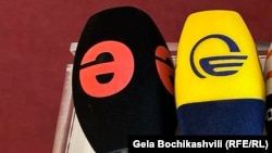 „მაესტროსა“ (მარცხნივ) და „იმედის“ მიკროფონები