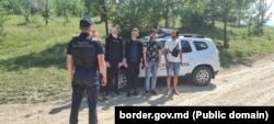 Задержанные за нелегальный переход границы украинцы. Молдова, архивное фото