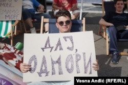 Đorđe Stojanović drži transparent sa natpisom "Daj, odmori".