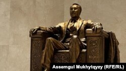 Ұлттық музейдегі экс-президент Нұрсұлтан Назарбаевтың ескерткіші. Астана, 13 қазан 2023 жыл.