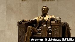 Архивное фото. Памятник экс-президенту Назарбаеву в зале на входе в Национальный музей в Астане