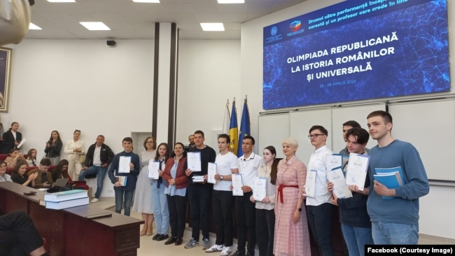 Patricia Caraman, alături de alți câștigători ai Olimpiadei Republicane la istoria românilor și universală