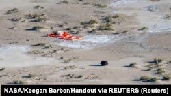  Капсулата с проби и парашута, с която се спусна към Земята, лежат в пустинята Юта в Съединени американски щати, 24 септември 