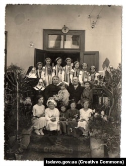 Августин Волошин з дружиною та прийомними дітьми у родинному сиротинці в Ужгороді
