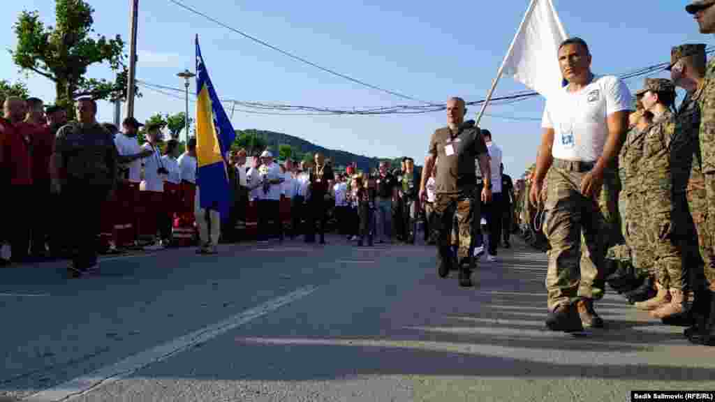 Marš mira se organizuje svake godine, a pješači se putem kojim je hiljade muškaraca krenulo kroz šumu nakon što je Vojska Republike Srpske zauzela Srebrenicu u julu 1995. godine. Oni su pješačili kako bi došli do teritorije Armije Bosne i Hercegovine. na fotografiji: dolazak učesnika Marša mira u Memorijalni centar Srebrenica - Potočari