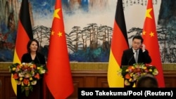 Міністр закордонних справ Німеччини Анналена Бербок і очільник МЗС Китаю Цінь Ган. Пекін, 14 квітня 2023 року 