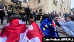 აქცია პარლამენტის შენობასთან. 28 მაისი