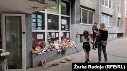 Građani odaju poštu žrtvama masovnog ubistva u OŠ 'Vladislav Ribnikar', Beograd, 11. jun 2023. godine
