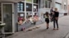 Cveće, igračke i sveće na ulazu u Osnovnu školu 'Vladislav Ribnikar' sećaju na masovno ubistvo, Beograd, juni 2023.
