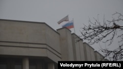 Государственный флаг России над зданием Верховной рады АР Крым, Симферополь, утро 27 февраля 2014 г.