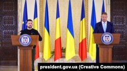 Президент Украины Владимир Зеленский и президент Румынии Клаус Иоганнис (справа). Бухарест, 10 октября 2023 года