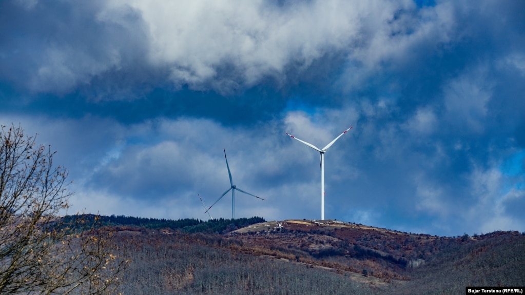 Sipas njohësve të fushës së energjetikës, Kosova mund t&rsquo;i arrijë synimet për dekarbonizim duke u përqendruar në projekte për reduktimin e energjisë së humbur shkaku i rrjetit të vjetër, si dhe në instalimin e centraleve diellore dhe të erës.