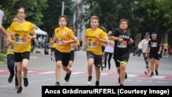 Militarii români răniți în războaiele recente promovează sportul. În imagine: copii care aleargă la Semimaratonul eroilor de la Bistrița, pe 15 iunie 2024, organizat de Asociația Invictus.