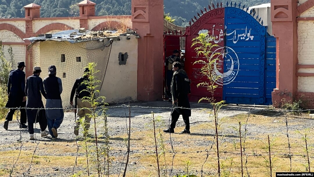 په جنوبي وزیرستان کې پولیس سرتېري د تاڼې په وره کې ولاړ دي - پخوانی انځور.