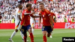 Španac Dani Olmo, desno, slavi svoj prvi gol sa Lamine Yamalom, Euro 2024 - četvrtfinale - Španija - Njemačka - Stuttgart Arena, 5. jul 2024. 