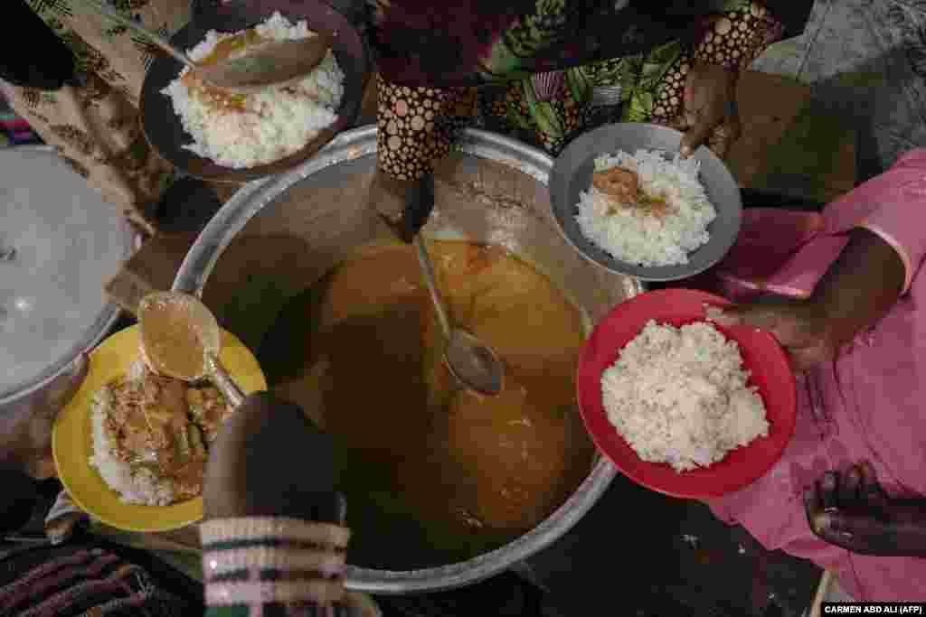 Freetown, Sierra Leone, 26. mart. Hrana za iftar kupljena donacijama bit će podijeljena za skoro 500 ljudi u jednoj džamiji u Freetownu.