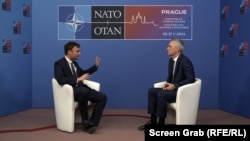 Rikard Jozwiak, novinar RSE (lijevo) tokom intervjua sa generalnim sekretarom NATO saveza Jensom Stoltenbergom, Prag, 31. maj 2024.