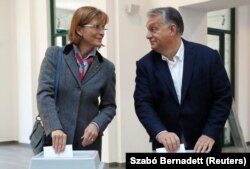 Orbán Viktor és felesége, Lévai Anikó szavaz a 2019. október 13-i önkormányzati választáson