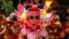 Момиченце носи традиционна китайска рокля чонгсам по време на модно ревю в търговски център в Южен Тангеранг, провинция Бантен, Индонезия, 8 февруари 2024 г. Китайската Нова година започва на 10 февруари 2024 г. под знака на Дървения дракон.