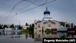 Церковь в затопленном районе Херсона. Украина, 8 июня 2023 года