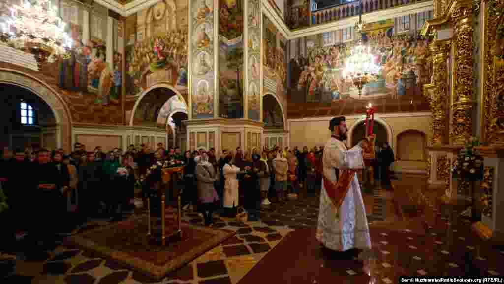Віряни в Успенському соборі Києво-Печерської лаври, де вперше відбулося Великоднє богослужіння Православної церкви України (ПЦУ)