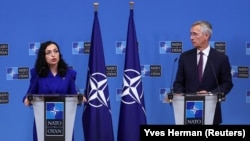 Presidentja e Kosovës, Vjosa Osmani, dhe sekretari i përgjithshëm i NATO-s, Jens Stoltenberg, gjatë një konference për media, në Bruksel, më 7 shtator 2023.