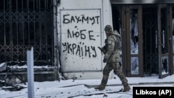 Украинский военнослужащий в центре Бахмута. Донецкая область, Украина. 12 февраля 2023 года