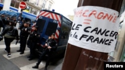 Полиција распоредена во близина на музејот Лувр и Уставниот совет, Париз, Франција, 14 април 2023 година.