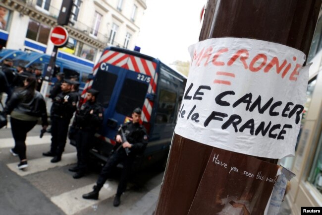 Francuska žandarmerija u blizina muzeja Louvre na da odluke o penzionoj reformi u Francuskoj, Pariz, 14. april 2023.