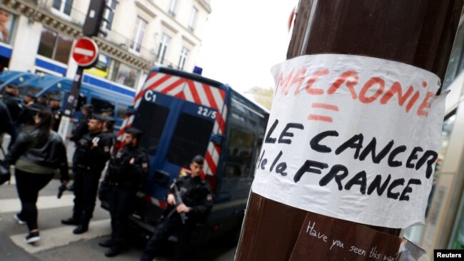 Xhandarmëria franceze pranë muzeut të Luvrit, Paris, 14 prill 2023.