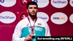 Ален Хубулов позира със златния си медал от Европейското първенство до 23 години в Баку, Азербайджан, 26 май 2024 г.