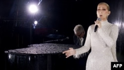 O captură dintr-un videoclip publicat de Olympic Broadcasting Services o arată pe cântăreața canadiană Celine Dion cântând pe Turnul Eiffel în timpul ceremoniei de deschidere a Jocurilor Olimpice.