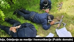 На снимке, опубликованном МВД Сербии, "трое косовских полицейских", якобы задержанных на территории Сербии