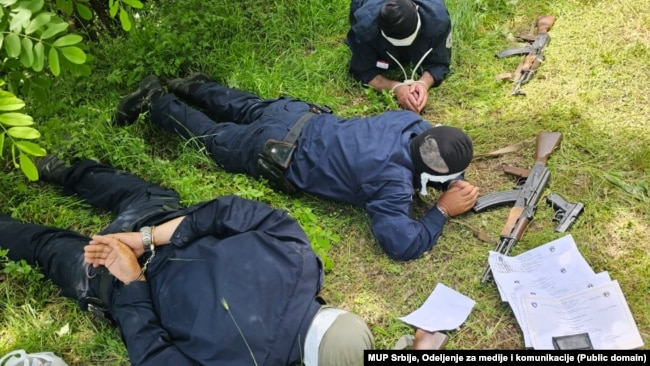 Fotografi e publikuar nga Ministria e Brendshme e Serbisë ku pretendohej se duken tre policët e arrestuar nga forcat serbe.