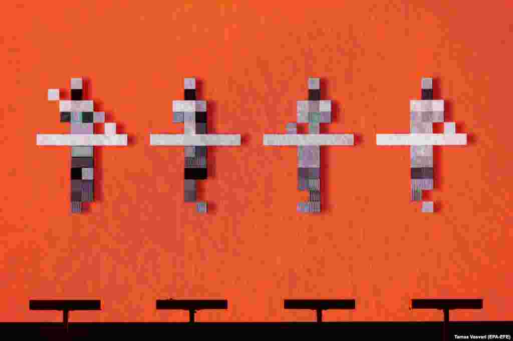 Синтезаторлордун сөлөкөттөрү.Германиялык Kraftwerk электрондук тобунун концертин утурлай. Веспрем, Венгрия