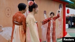Žene obučene u tradicionalnu kinesku hanfu odjeću u Hong Kongu, juli 2023. 
