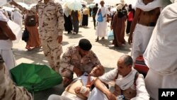 Pripadnici saudijskih snaga bezbjednosti pomažu hodočasnicima u Meki