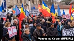 Comuniștii și socialiștii au organizat protest în fața Curții Constituționale de la Chișinău în „apărarea limbii moldovenești”.