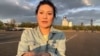 Диана Сапаркызы, корреспондент агентства КазТАГ в Карагандинской области, ведет съёмку у шахты «Казахстанская», где подверглась нападению. Скриншот видео 
