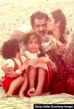 دریا صفایی در کودکی در کنار خانواده‌اش